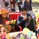 Alumnos y artesanos locales muestran su trabajo en feria artesanal UCN