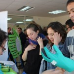 Con simuladores del dolor estudiantes de Medicina viven experiencia de pacientes con artritis