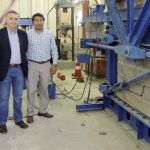 Futuros ingenieros simulan efectos de los terremotos en los muros