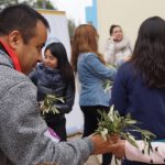 Pastoral UCN  inicia Semana Santa con la  entrega de ramos de olivo a la comunidad universitaria