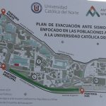Instalan paneles informativos sobre zonas de seguridad ante tsunamis y terremotos en la UCN