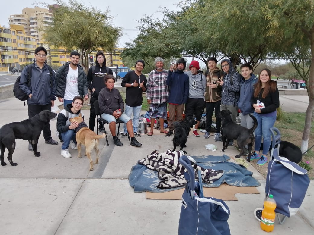 Estudiantes UCN entregaron desayunos a personas en situación de calle en Antofagasta