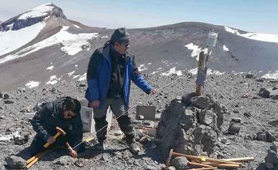 Científicos UCN instalan estación meteorológica en cráter del volcán Lascar