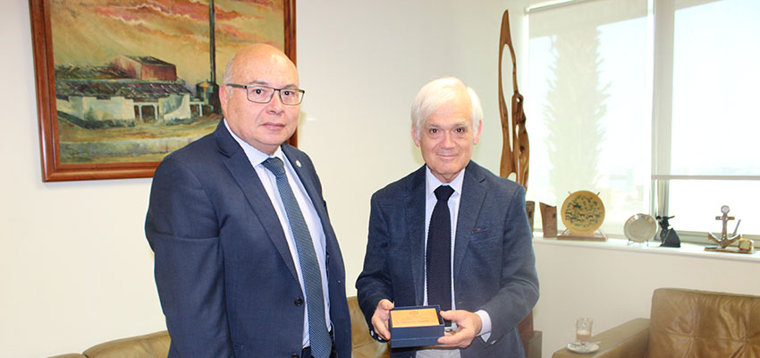 Economista y académico Enrique Marshall donó libros de su autoría a la UCN
