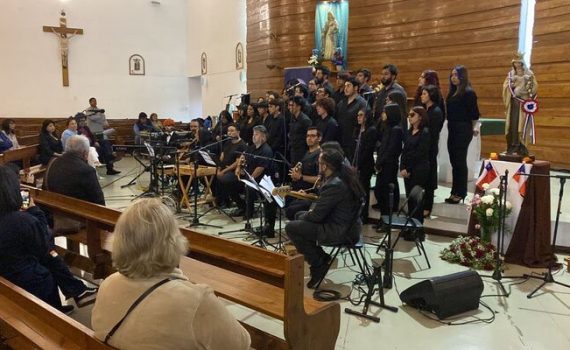 Coro UCN y COFUN deleitaron a la comunidad antofagastina con emotivo espectáculo musical 