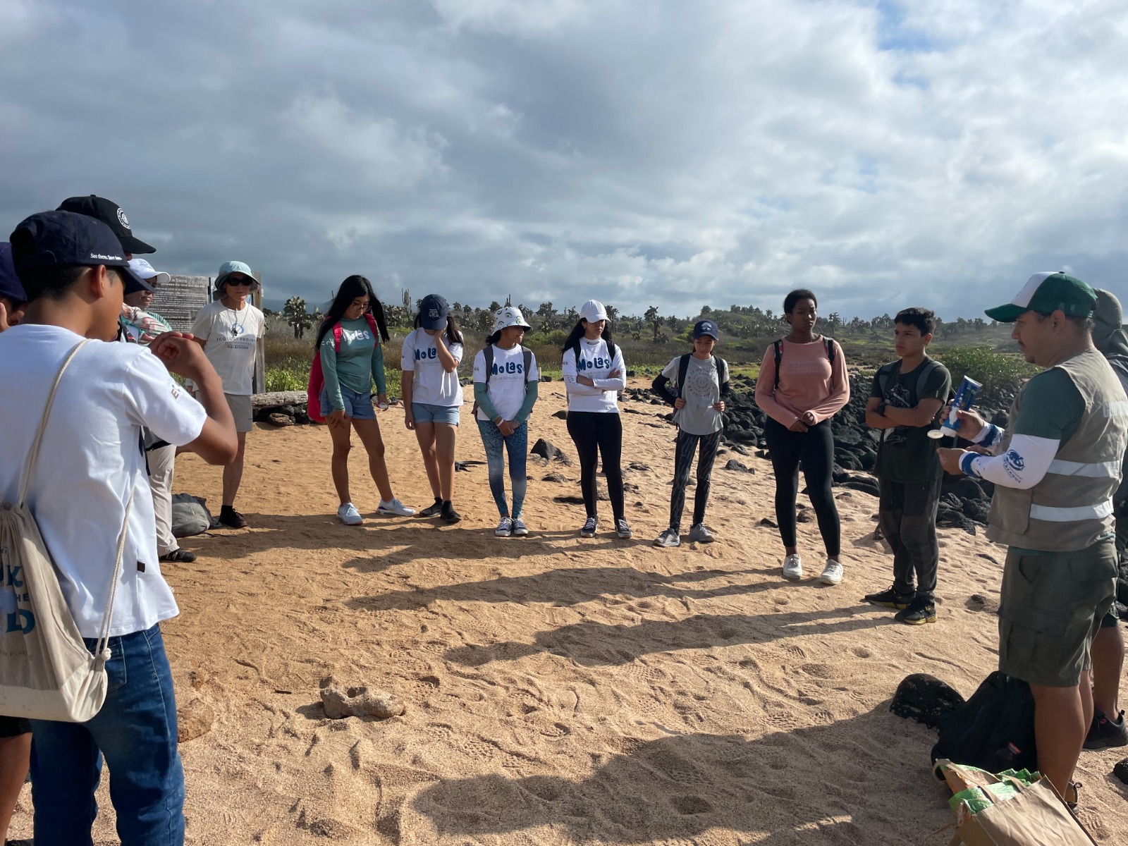 Voluntariados de América Latina buscan el origen de las botellas de plástico en las playas