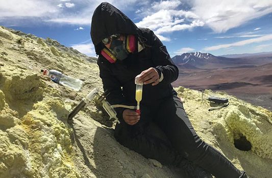 Científicos investigan durante 13 años los cambios y reacciones del volcán Lastarria