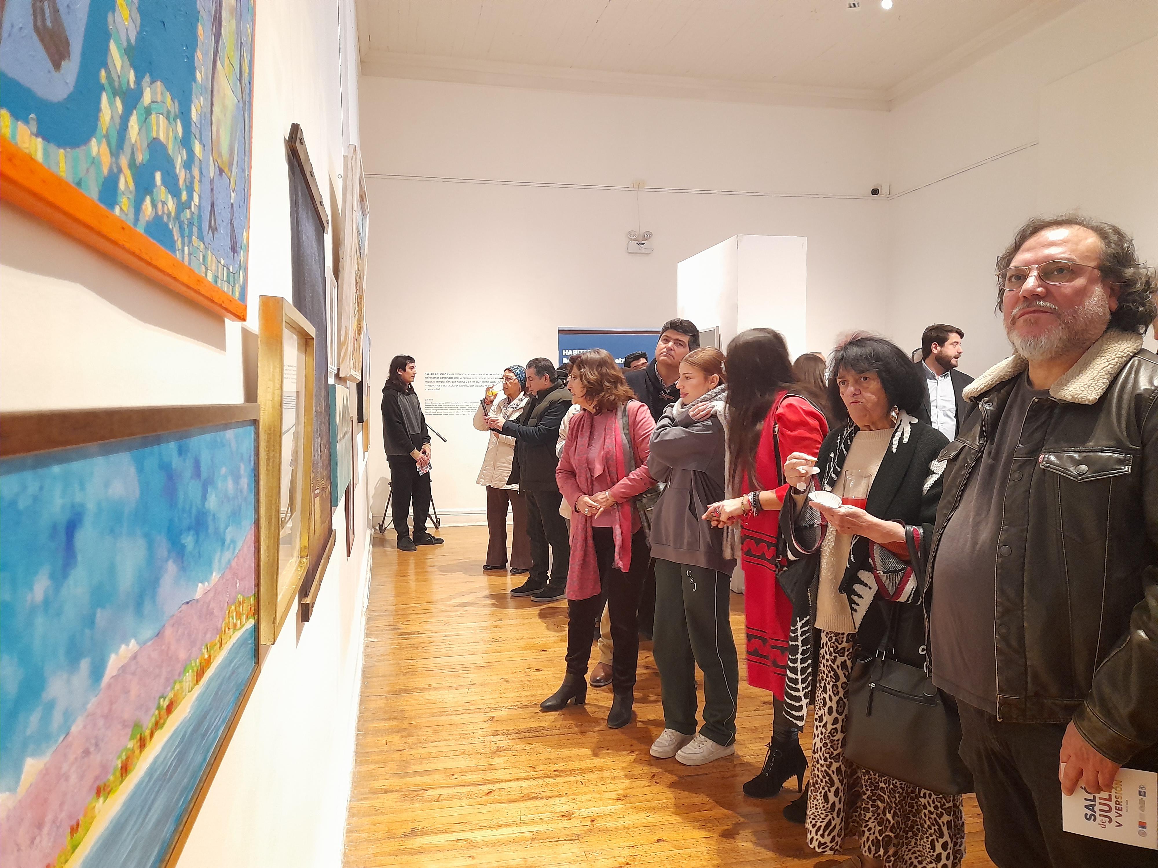 Gran convocatoria reúne a artistas emergentes en la inauguración de la quinta versión del Salón de Julio